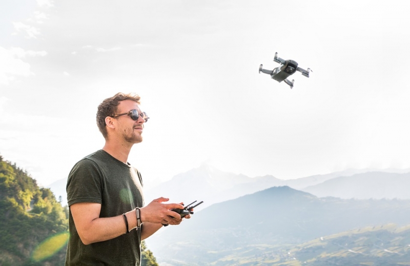 ¿Qué pautas establece la legislación sobre el uso de drones en España?